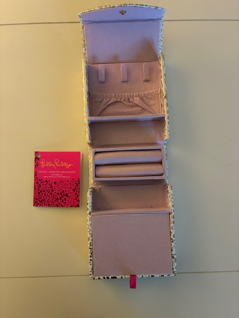 NWT Lilly Pulitzer Travel Jewelry Organizer in Gold Metallic Pattern Play - Picture 2 of 12